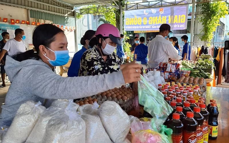 Người dân Châu Đốc (An Giang) đến “Gian hàng 0 đồng” lựa chọn thực phẩm cần thiết.