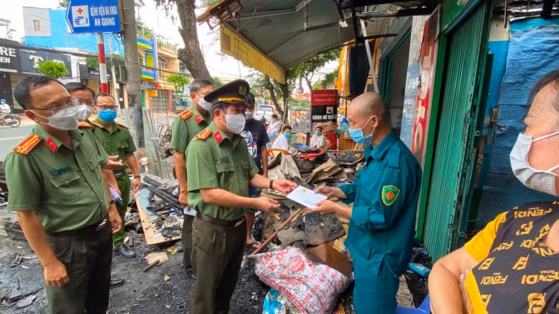 Công an tỉnh An Giang thăm hỏi, hỗ trợ các hộ dân bị cháy nhà.