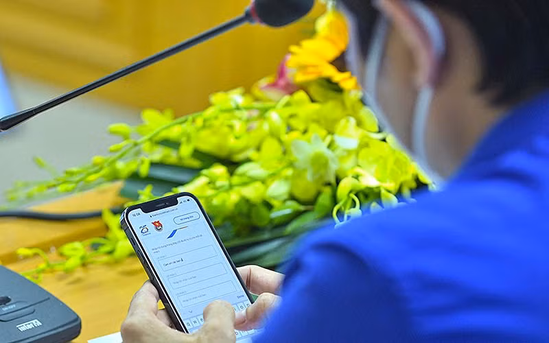 Đồng chí Bùi Quang Huy, Ủy viên dự khuyết T.Ư Đảng, Bí thư Thường trực T.Ư Đoàn, Trưởng Ban Tổ chức chương trình nhắn gửi lời cảm ơn trên hệ thống “Thank you Vietnam!”