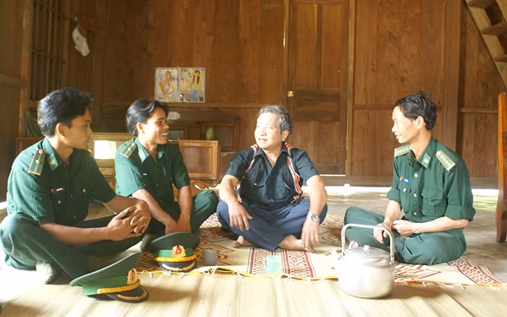 Bộ đội Đồn Biên phòng La Êê (huyện Nam Giang) vận động người dân bảo vệ rừng, giữ gìn an ninh vùng biên giới. 