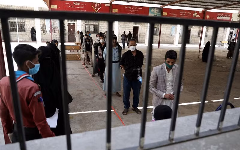 Người dân Yemen xếp hàng nhận phiếu mua thực phẩm tại 1 trung tâm phân phối do Chương trình Lương thực thế giới hỗ trợ ở Sanaa, Yemen, ngày 3/6/2020. (Ảnh: REUTERS)