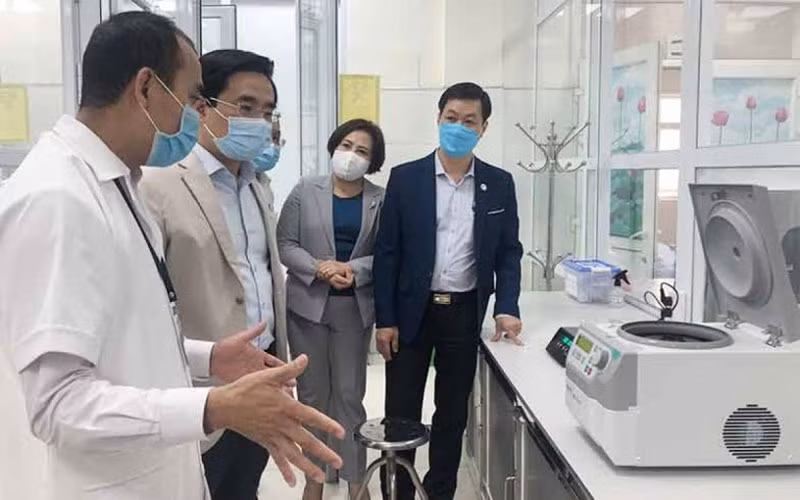 Bệnh viện đa khoa Cẩm Phả được đầu tư phòng xét nghiệm hiện đại để sàng lọc, phát hiện nhanh các ca nhiễm Virus SARS-CoV-2.