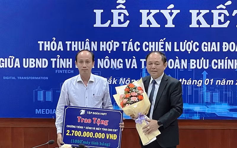 Tập đoàn Bưu chính Viễn thông Việt Nam trao tặng học sinh, sinh viên có hoàn cảnh khó khăn của tỉnh Đắk Nông 1.080 máy tính bảng, trị giá 2,7 tỷ đồng.