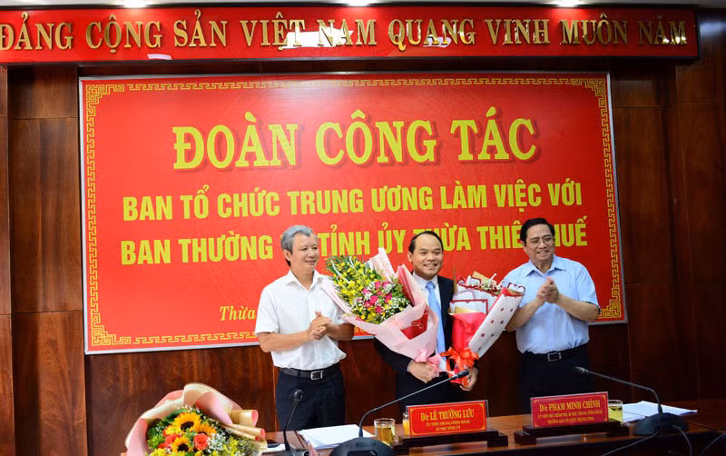 Các đồng chí Phạm Minh Chính và Lê Trường Lưu chúc mừng đồng chí Nguyễn Quốc Đoàn.