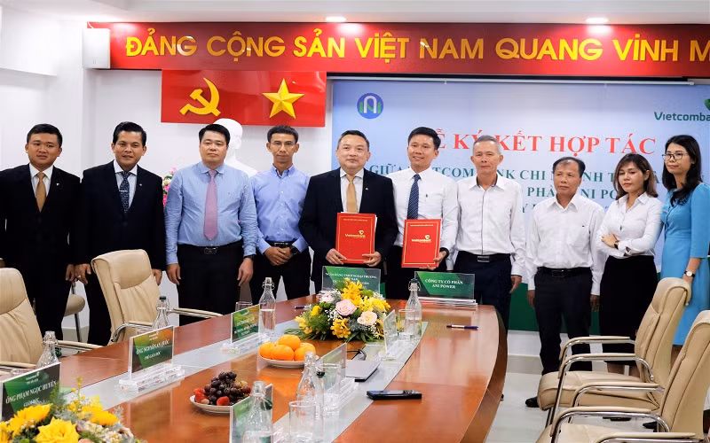 Ông Nguyễn An Quốc - Phó Giám đốc Chi nhánh (thứ 5 từ trái qua) cùng ông Đặng Tất Thành - Tổng Giám đốc công ty Ani Power trao hợp đồng tín dụng dưới sự chứng kiến của lãnh đạo hai bên.
