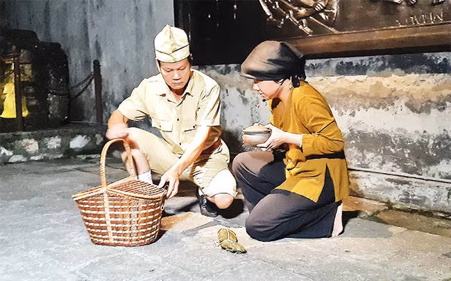 Một hoạt cảnh trong chương trình "Đêm linh thiêng 2 - Sống như những đóa hoa" tại Nhà tù Hỏa Lò.
