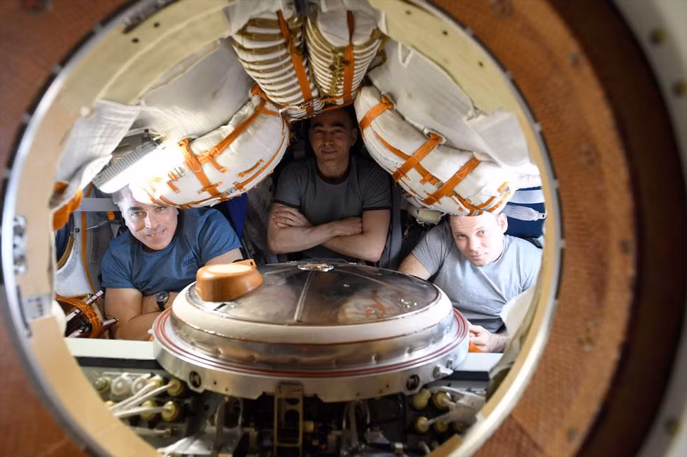 Phi hành gia Chris Cassidy của NASA và các phi hành gia Anatoli Ivanishin và Ivan Vagner của Roscosmos trên tàu vũ trụ Soyuz MS-16 trước khi rời khỏi trạm vũ trụ ngày 21-10. Ảnh: NASA.
