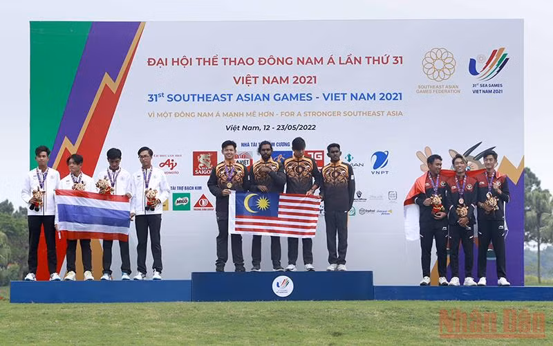 Trao huy chương cho các đội đoạt giải đồng đội nam.
