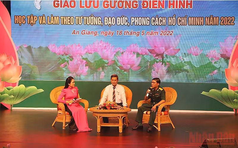 Giao lưu trực tiếp với 2 gương điển hình. 
