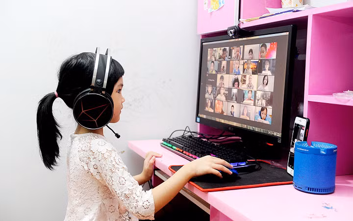 Học sinh lớp 1 tại quận Hoàng Mai (Hà Nội) học trực tuyến do ảnh hưởng của dịch Covid-19. Ảnh: ĐĂNG KHOA