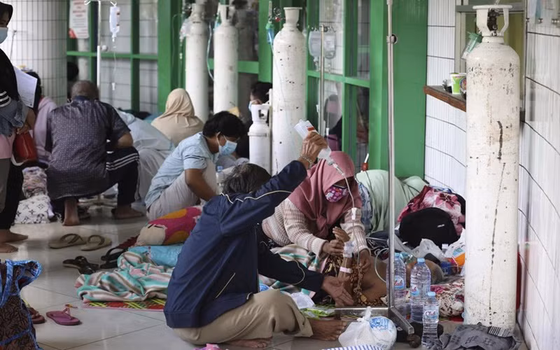 Người bệnh nằm ở hành lang bệnh viện tại Đông Java, Indonesia, ngày 9/7. (Ảnh: AP)