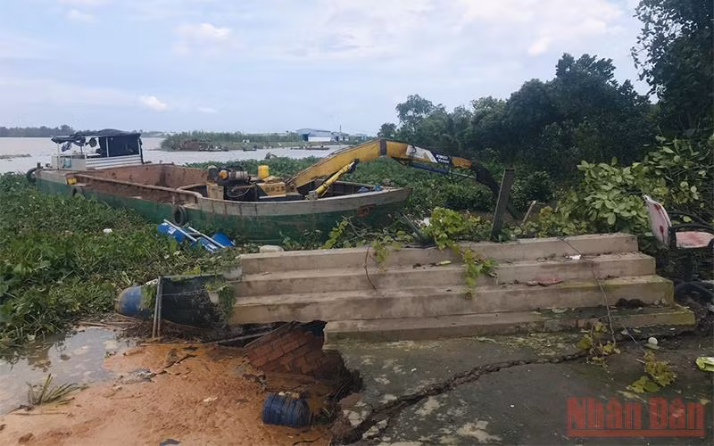 Cơ quan chức năng khắc phục sự cố sạt lở.