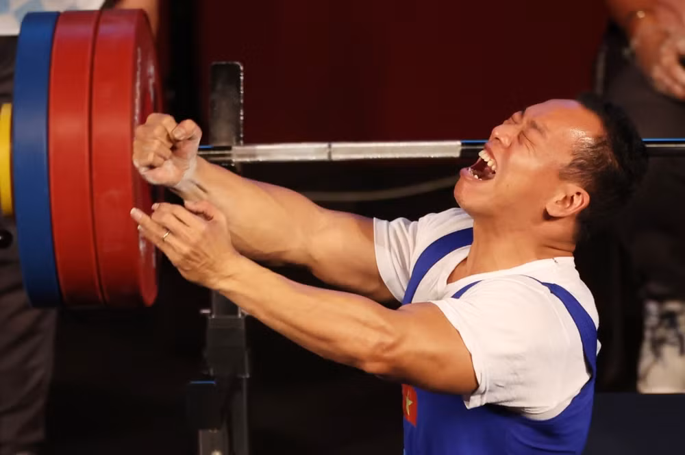 Đô cử Lê Văn Công từng đoạt Huy chương Vàng Paralympic Rio 2016 và Huy chương Bạc Paralympic Tokyo 2020. (Ảnh: Reuters)