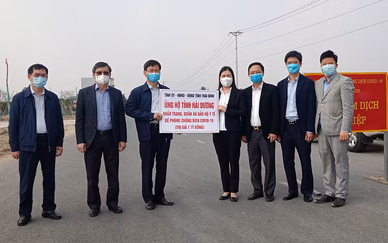 Đồng chí Trần Thị Bích Hằng, phó Chủ tịch UBND tỉnh Thái Bình (thứ tư từ phải sang) trao biểu trưng hỗ trợ vật tư y tế trị giá một tỷ đồng cho lãnh đạo tỉnh Hải Dương.