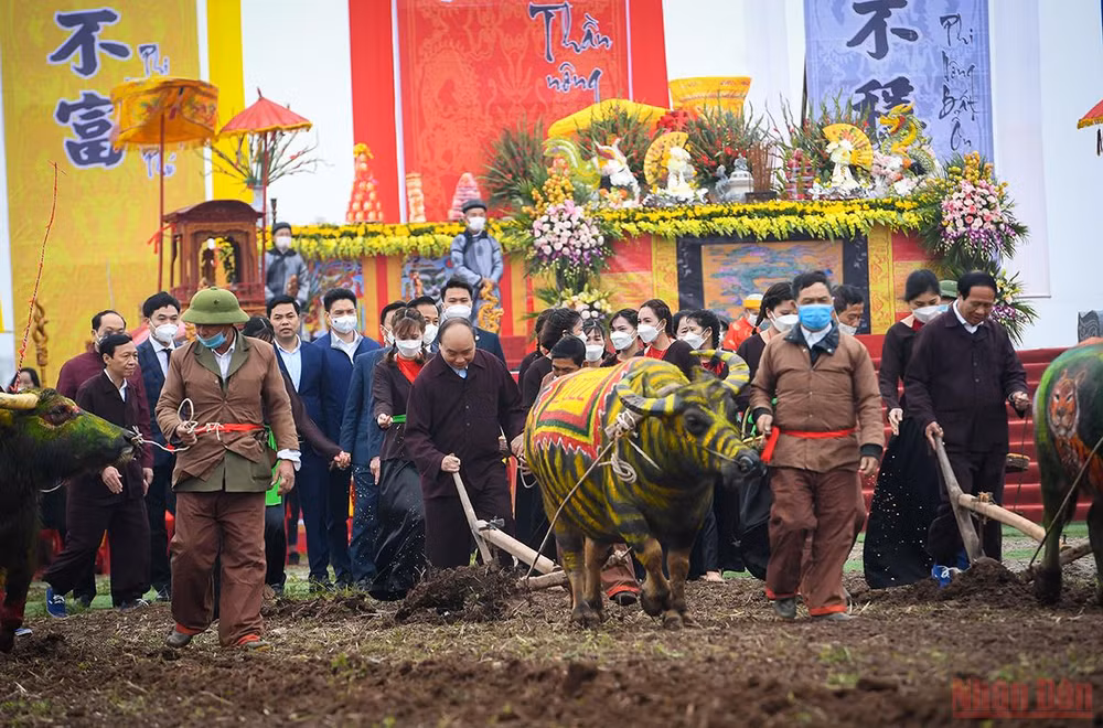 Chủ tịch nước Nguyễn Xuân Phúc xuống đồng cày ruộng đầu xuân năm mới. (Ảnh: THÀNH ĐẠT)
