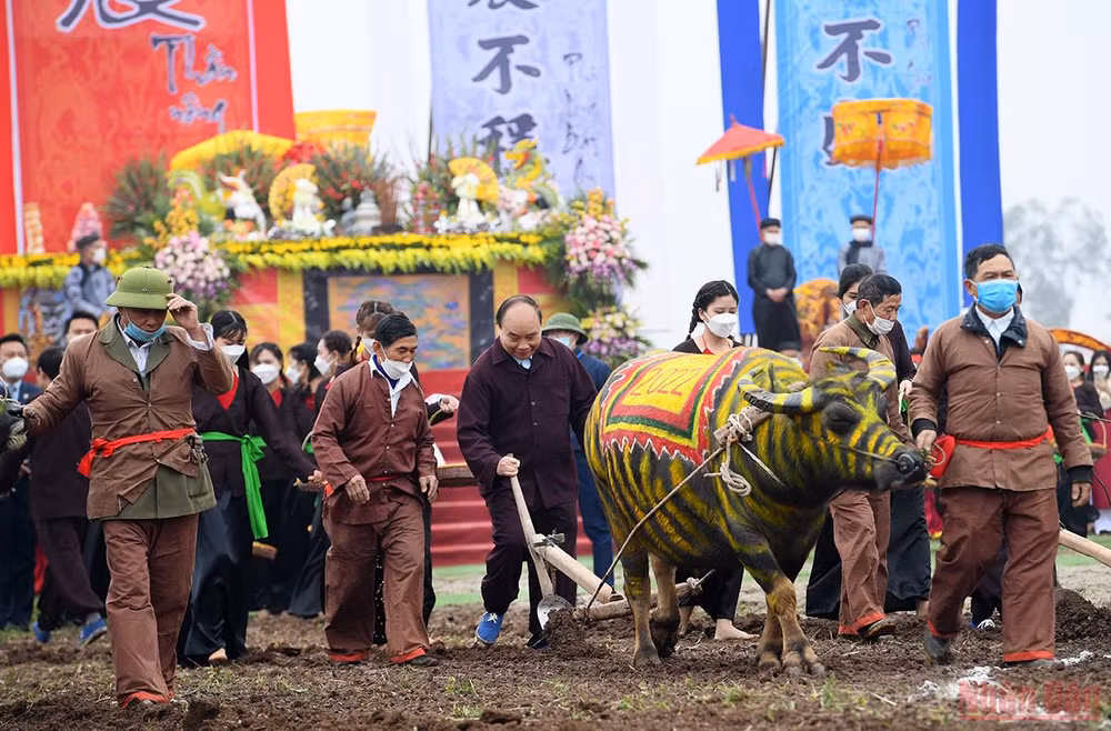 Chủ tịch nước Nguyễn Xuân Phúc xuống đồng cày ruộng tại Lễ Tịch điền Đọi Sơn -0
