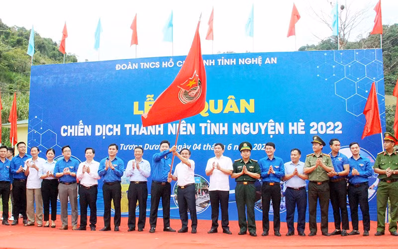 Nghi thức trao cờ phát động chiến dịch hè. (Ảnh: Thanh Quỳnh)