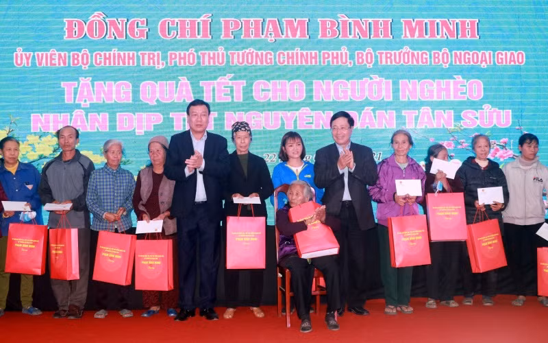 Đồng chí Phạm Bình Minh và lãnh đạo tỉnh Nam Định tặng quà Tết cho người nghèo và công nhân lao động tại KCN Bảo Minh, huyện Vụ Bản.