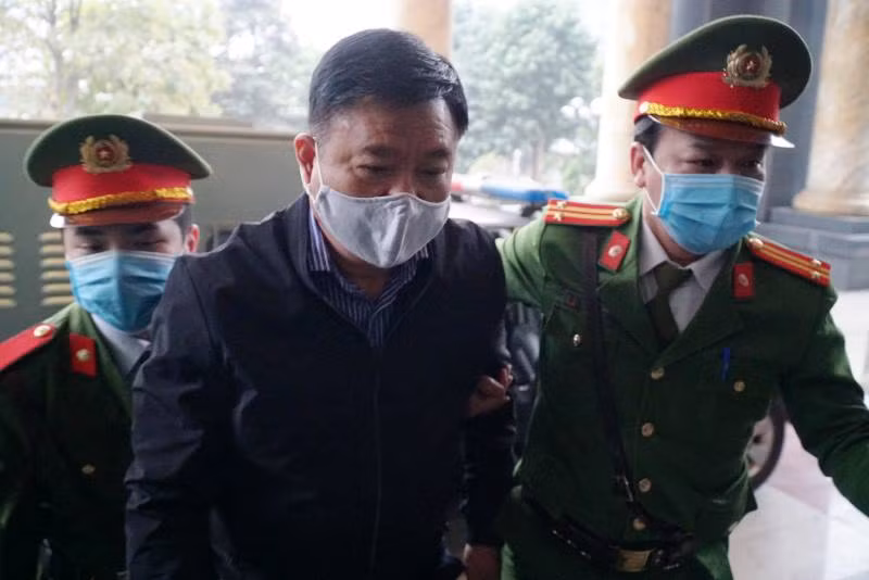 Công an dẫn giải bị cáo Đinh La Thăng vào khu vực xét xử.