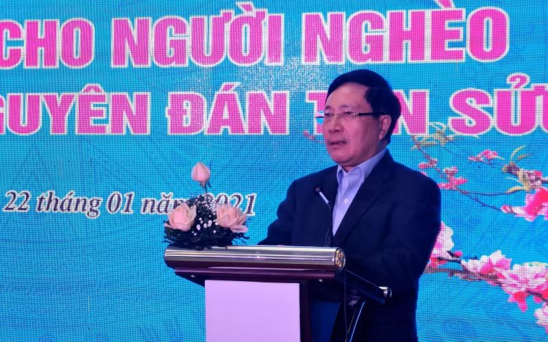 Đồng chí Phạm Bình Minh tặng quà Tết cho người nghèo, công nhân lao động tỉnh Nam Định -0