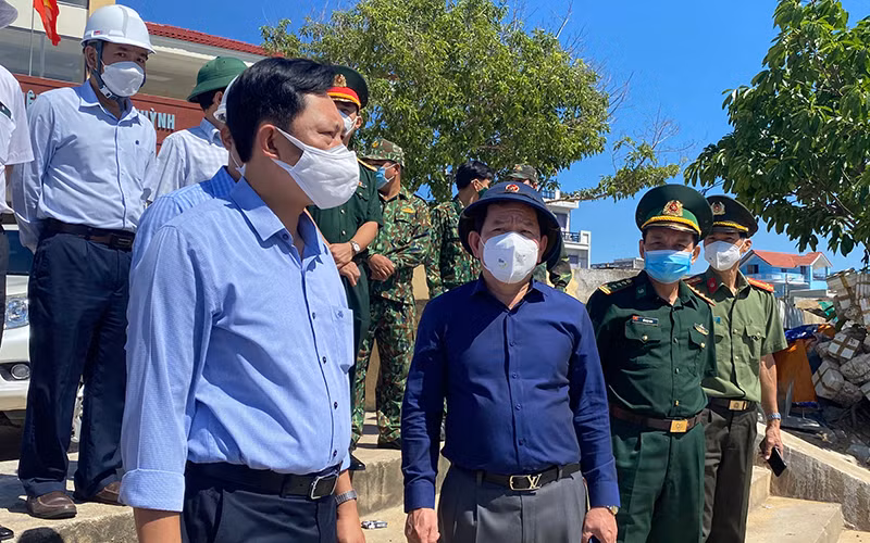 Chủ tịch UBND tỉnh Quảng Ngãi Đặng Văn Minh kiểm tra thực tế tình hình tàu thuyền và ngư dân đang “kẹt” tại các cửa biển.
