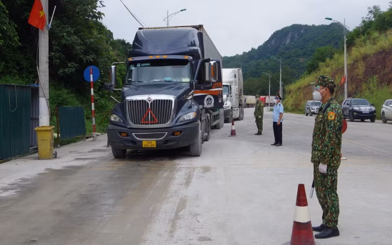 Các lực lượng biên phòng, hải quan, làm nhiệm vụ phân luồng giao thông cho xe chở hàng hóa xuất nhập khẩu qua cửa khẩu Tân Thanh.