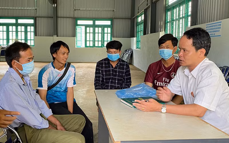 Cán bộ Ban Quản lý rừng phòng hộ Tuần Giáo hướng dẫn chủ rừng xã Phình Sáng (huyện Tuần Giáo) kỹ năng sử dụng hiệu quả tiền dịch vụ môi trường rừng.