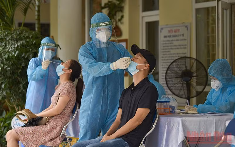 Xét nghiệm trên diện rộng tại quận Thanh Xuân. (Ảnh: DUY LINH)