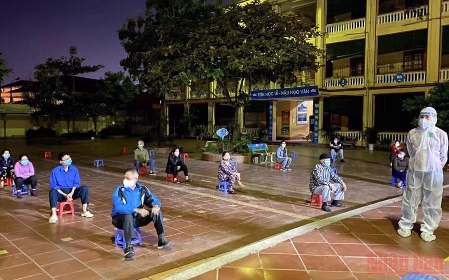 Việc lấy mẫu xét nghiệm SARS-CoV-2 ở vùng nguy cơ cao luôn được ngành y tế Hải Dương tiến hành khẩn trương. (Ảnh: NGUYỄN QUỐC VINH)
