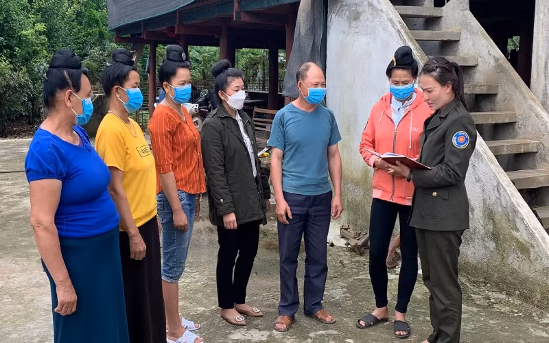 Cán bộ Ban Quản lý rừng Di tích lịch sử và Cảnh quan môi trường Mường Phăng thống nhất với người dân bản Phăng 1, xã Mường Phăng kế hoạch tuần tra, bảo vệ rừng.