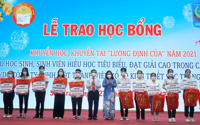 Trao học bổng cho tân sinh viên hiếu học tiêu biểu của Chương trình “Tiếp bước cho em đến trường”.
