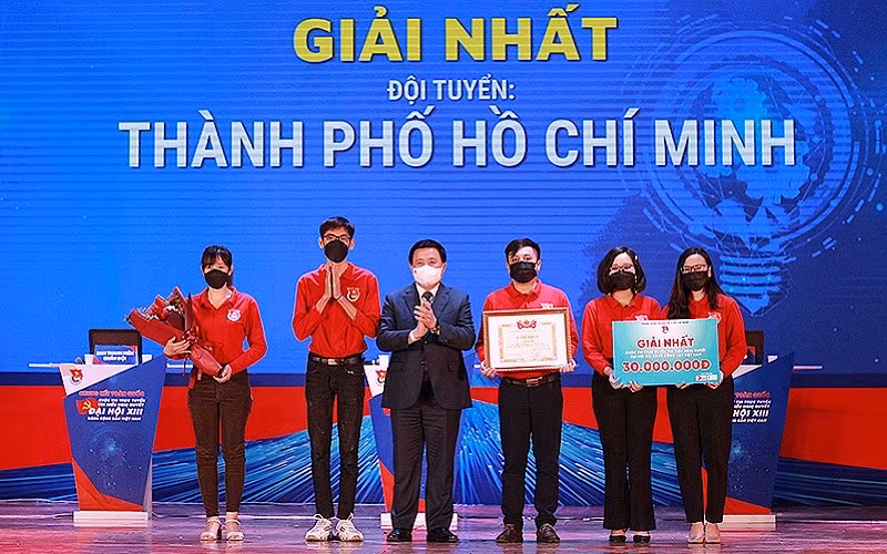 Đồng chí Nguyễn Xuân Thắng trao giải nhất tặng đội tuyển thành phố Hồ Chí Minh.