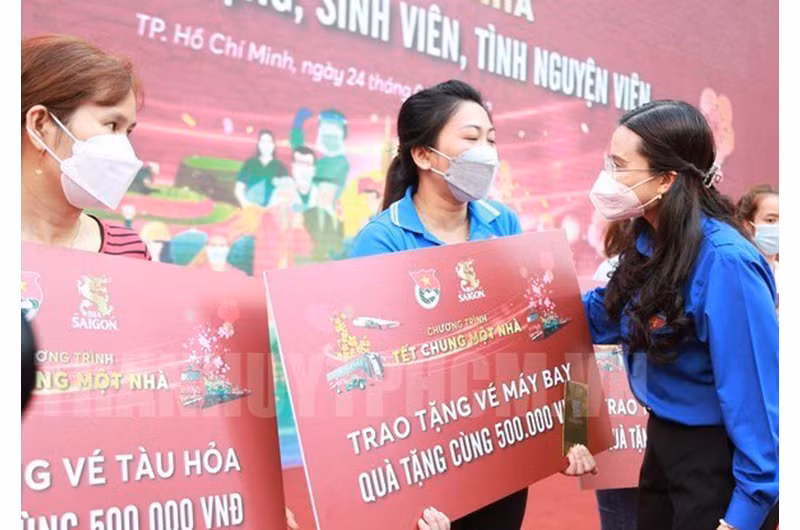 Đại diện Trung ương Đoàn trao vé máy bay miễn phí tặng người lao động.