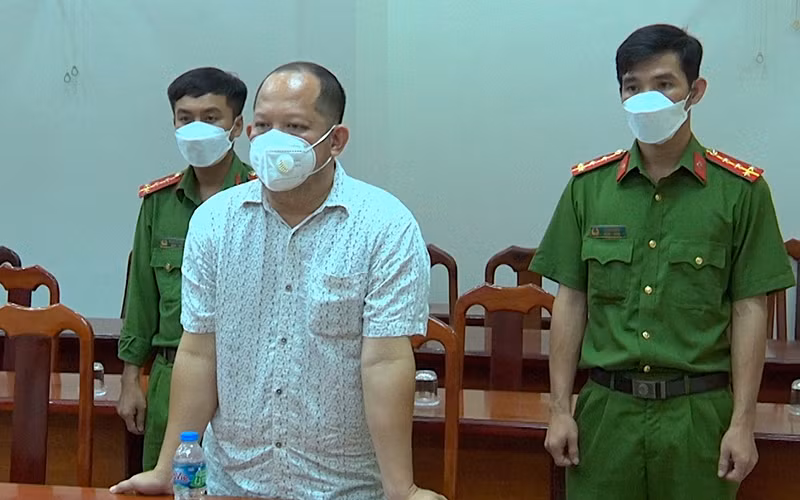Ông Hồ Hoàng Kiếm, nguyên Giám đốc Ban Quản lý dự án Đông Bắc nghe đọc lệnh bắt tạm giam. Ảnh: HOÀNG GIANG