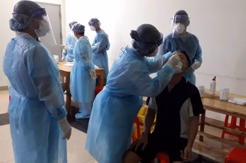 Lấy mẫu xét nghiệm đối với người dân ở chung cư Hưng Ngân.
