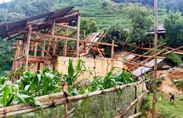 Nhà ở của người dân ở xã Sán Chải (Si Ma Cai) bị lốc xoáy làm hư hỏng.