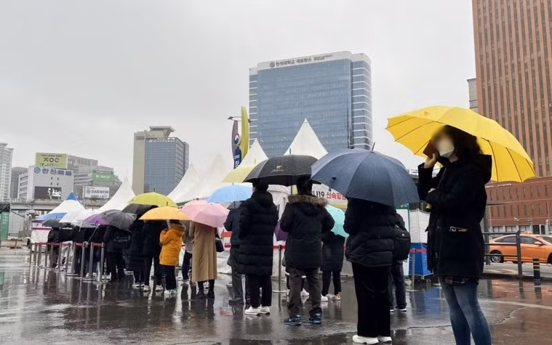 Người dân Seoul xếp hàng chờ xét nghiệm Covid-19 tại 1 điểm xét nghiệm tạm thời ở thủ đô Seoul, Hàn Quốc, ngày 19/3/2022. (Ảnh: Yonhap)