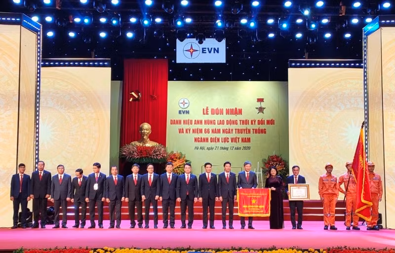 Phó Chủ tịch nước Đặng Thị Ngọc Thịnh đã trao danh hiệu Anh hùng Lao động thời kỳ đổi mới tặng EVN.