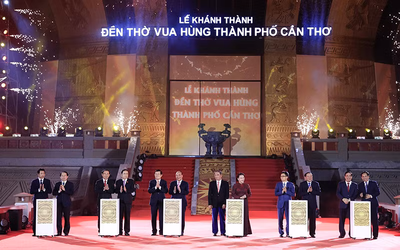 Chủ tịch nước Nguyễn Xuân Phúc và các vị lãnh đạo, nguyên lãnh đạo Đảng, Nhà nước thực hiện nghi thức khánh thành Đền thờ Vua Hùng tại Cần Thơ. (Ảnh: TTXVN)