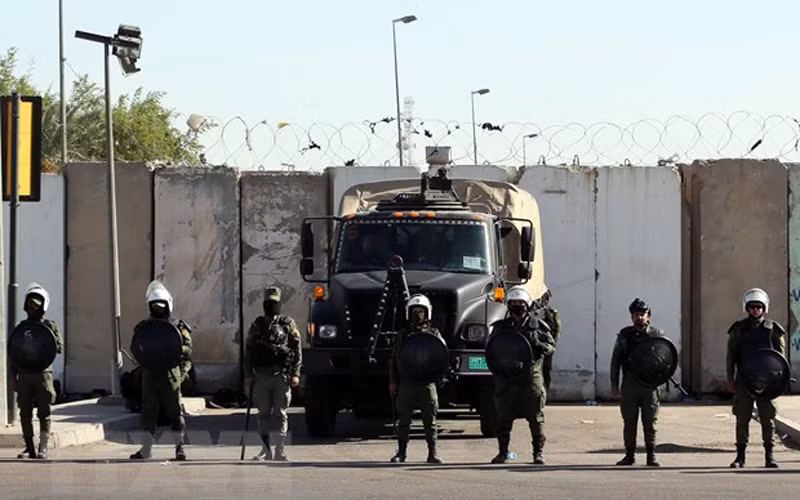 Binh sỹ Iraq gác tại khu vực Vùng Xanh ở Baghdad, sau vụ ám sát bất thành nhằm vào Thủ tướng Iraq Mustafa al-Kadhimi, ngày 7/11. (Ảnh: THX/TTXVN)