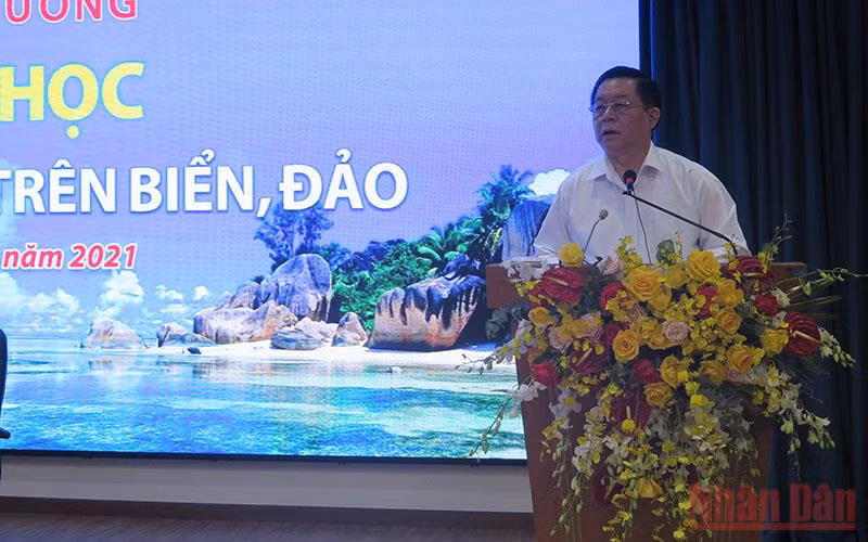 Đồng chí Nguyễn Trọng Nghĩa, Bí thư Trung ương Đảng, Trưởng Ban Tuyên giáo Trung ương, phát biểu tại hội thảo.