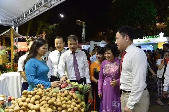 Thứ trưởng Công Thương Đỗ Thắng Hải và các đại biểu tham quan các gian hàng.
