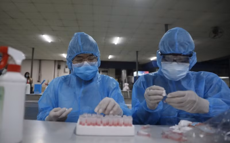 Lấy mẫu xét nghiệm Covid-19 tại Bến xe Miền Đông.