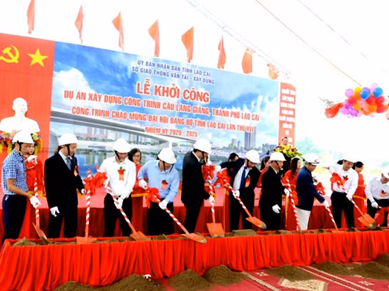 Khởi công xây dựng cầu Làng Giàng bắc qua sông Hồng ở tỉnh Lào Cai.