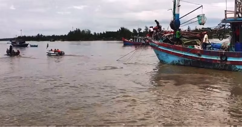Lực lượng chức năng tập trung tìm kiếm hai nạn nhân còn lại.