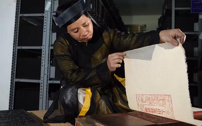 In dập tài liệu Mộc bản Triều Nguyễn. Ảnh: Bộ Văn hóa, Thể thao và Du lịch