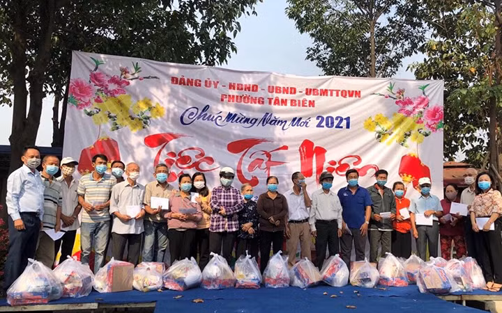 Trao quà Tết cho gia đình chính sách ở TP Biên Hòa, Đồng Nai (Ảnh: Thiên Vương).