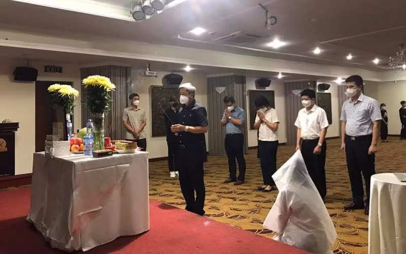 Thứ trưởng Y tế Nguyễn Trường Sơn, Trưởng Bộ phận thường trực chống dịch của Bộ Y tế tại TP Hồ Chí Minh đến viếng cha sinh viên Dương Thị Anh.
