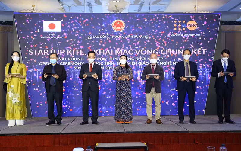 Các đại biểu dự lễ khai mạc (Ảnh: GDVT).