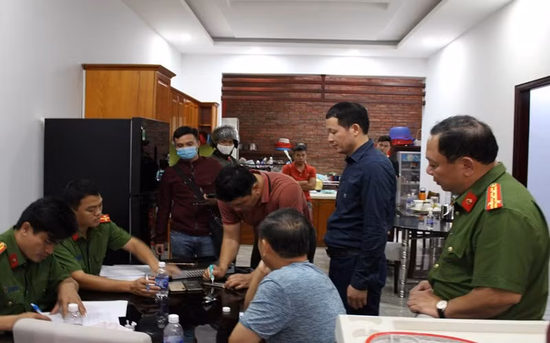 Lãnh đạo Công an tỉnh Đồng Nai chỉ đạo khám xét bên trong nhà làm việc một địa điểm thuộc Công ty Vân Trúc.
